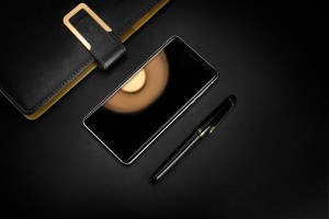 Perfect for everyday smart phone. Un teléfono elegante perfecto para el día a día.