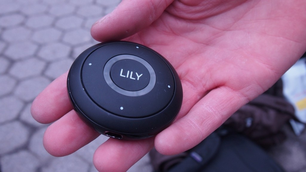 Olvida los mandos: para manejar a Lily solo necesitarás llevar encima este pequeño controlador