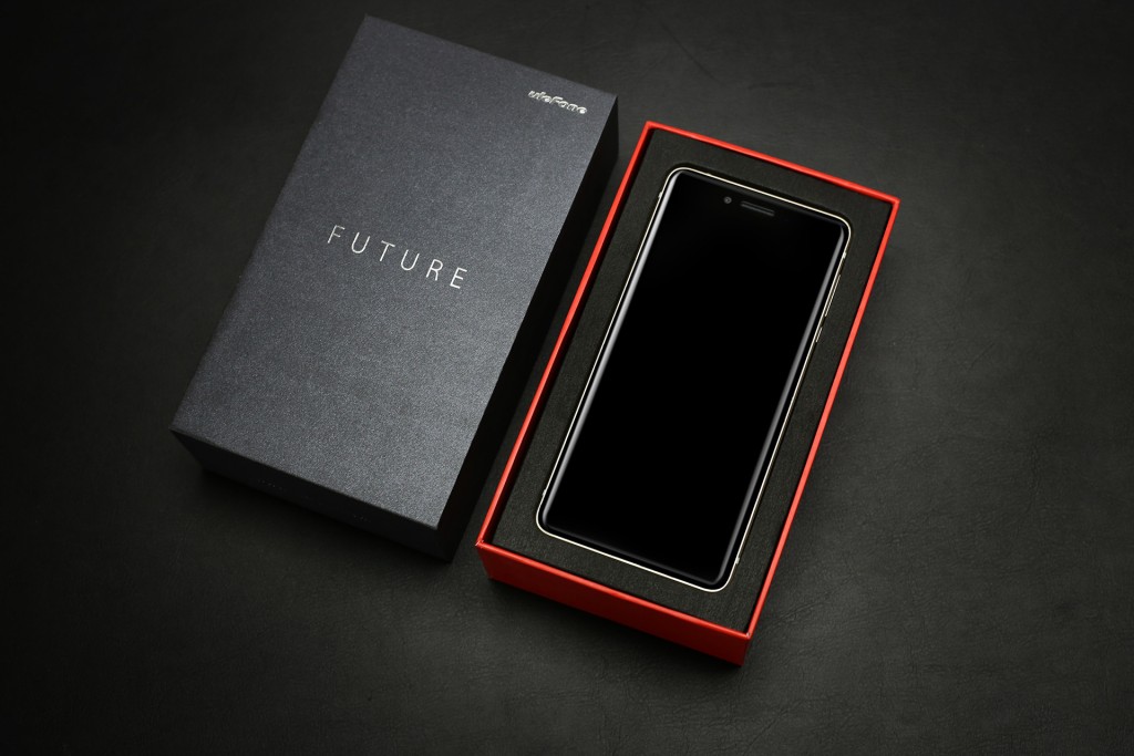 El Ulefone Future cuenta con dos packs, uno con 6 accesorios y otro con solo el cable USB.