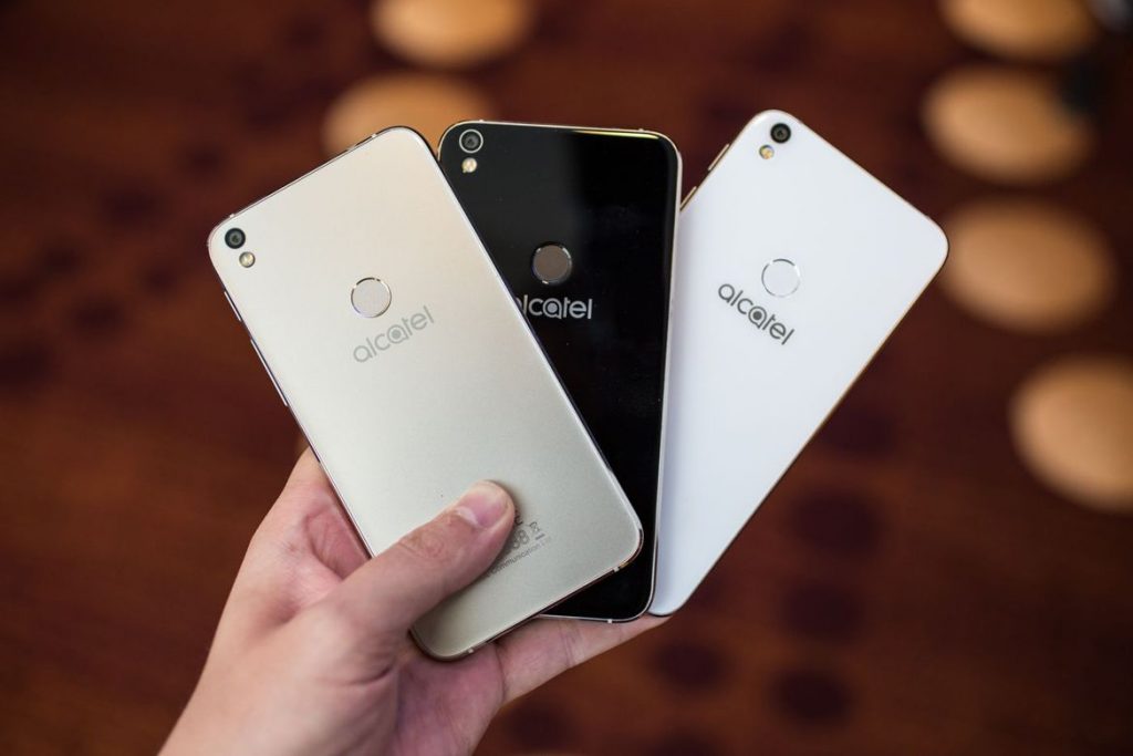 El Alcatel Shine Lite está disponible en 3 colores diferentes: blanco, dorado y negro