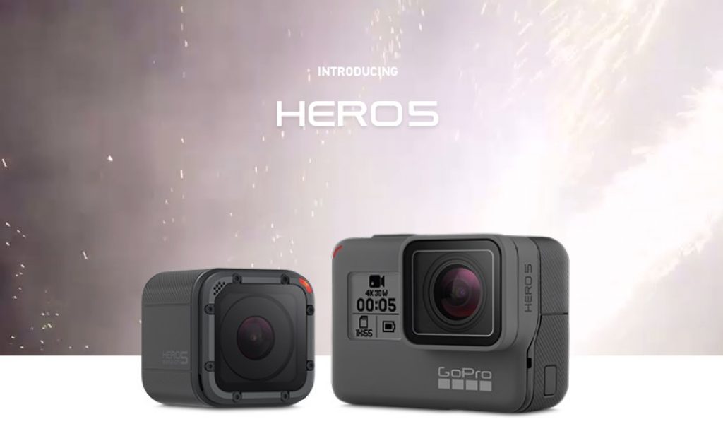 Esta cámara deportiva GoPro, ademas de tener altavoz cuenta con tres micrófonos situados en los laterales