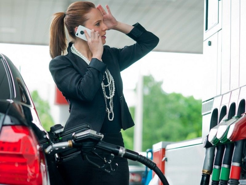 utilizar el móvil en una gasolinera