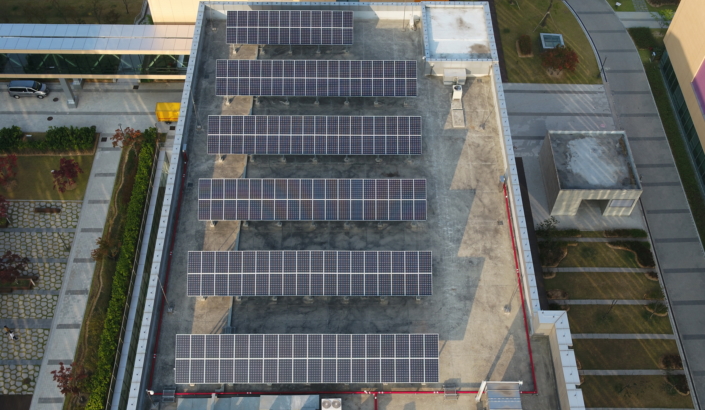 Paneles solares en la azotea en el sitio del Instituto Avanzado de Tecnología de Samsung
