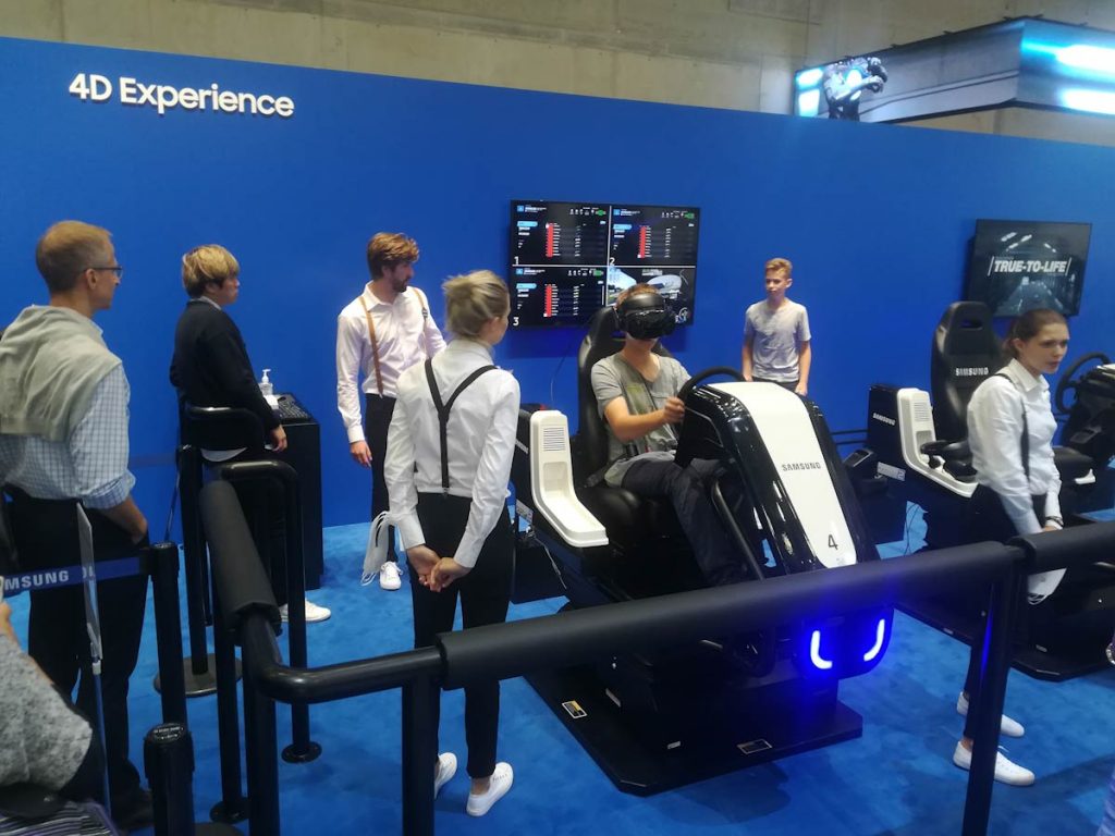 Explorando el CityCube durante el stand de Samsung en el IFA 2018 - Realidad virtual Fútbol y carreras 
