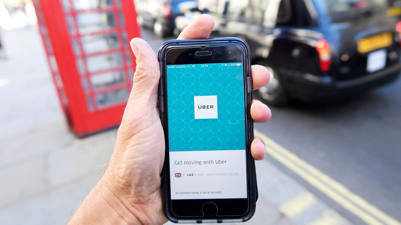 Uber pierde su licencia en Londres, mientras que en Madrid empieza a integrar taxis