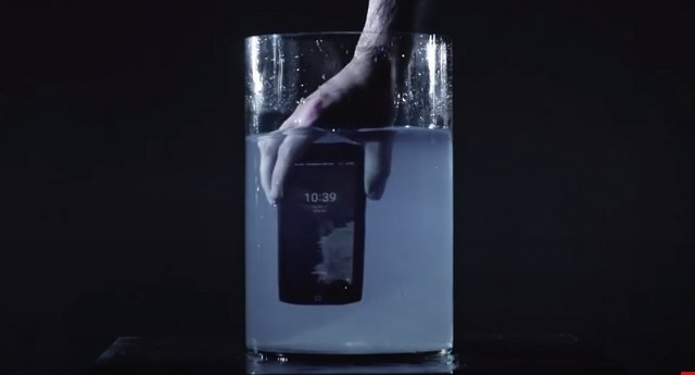 Croscall recomienda móviles resistentes al agua y jabón