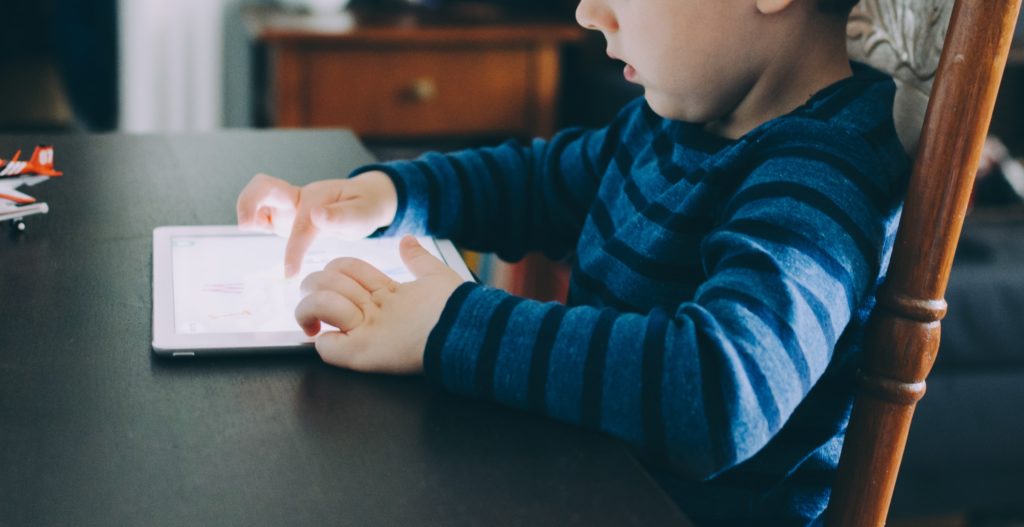 niño con tablet