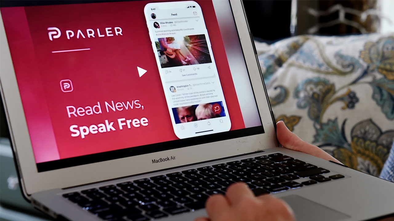 Parler sucumbe al bloqueo a Trump - Amazon, Apple y Google la eliminan