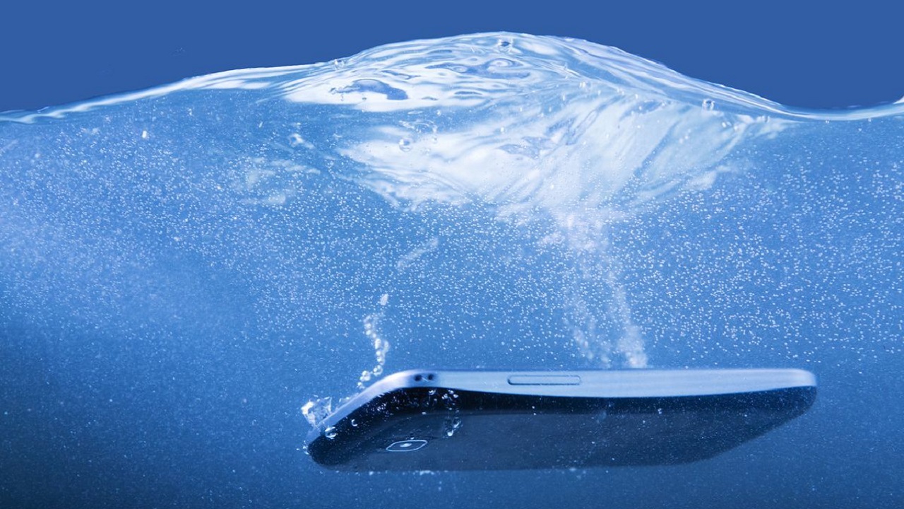 movil se ha caido a la piscina