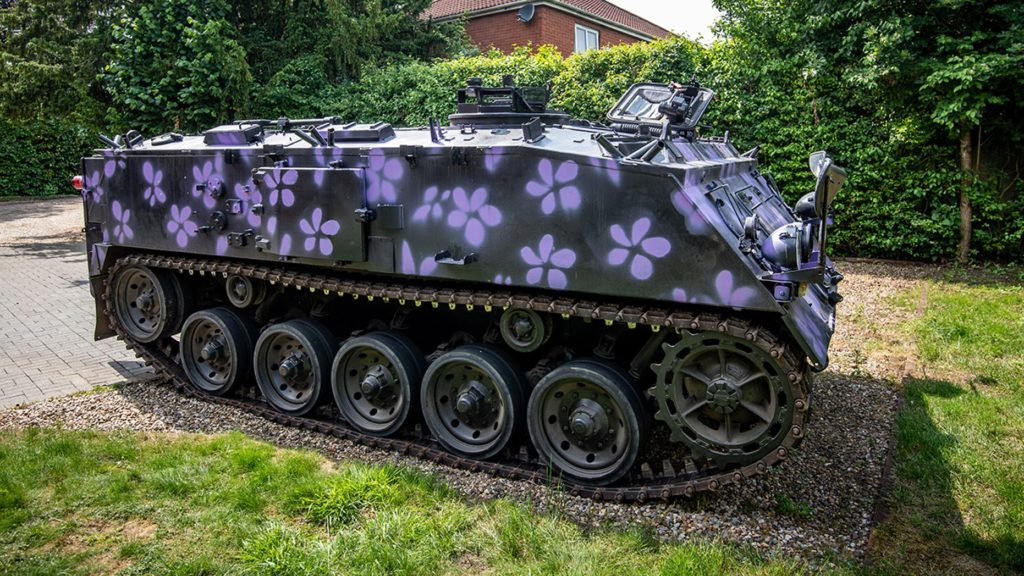 Un Tank Taxi para llegar con estilo al evento de turno