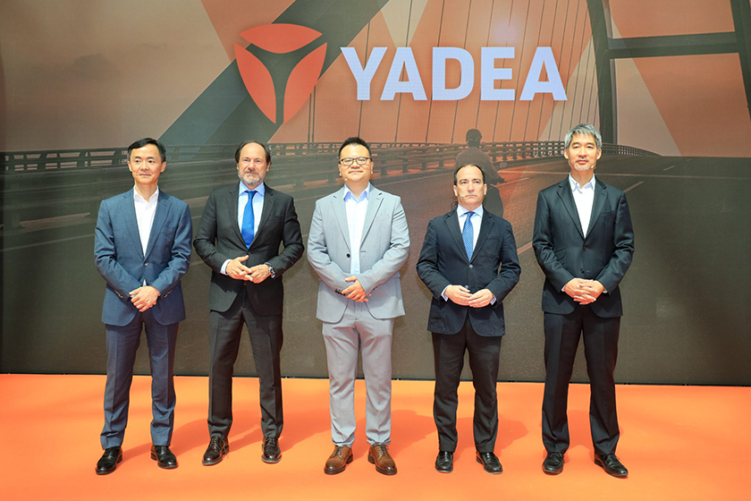 Directivos de YADEA junto a representantes políticos en la presentación oficial del desembarco de YADEA en España