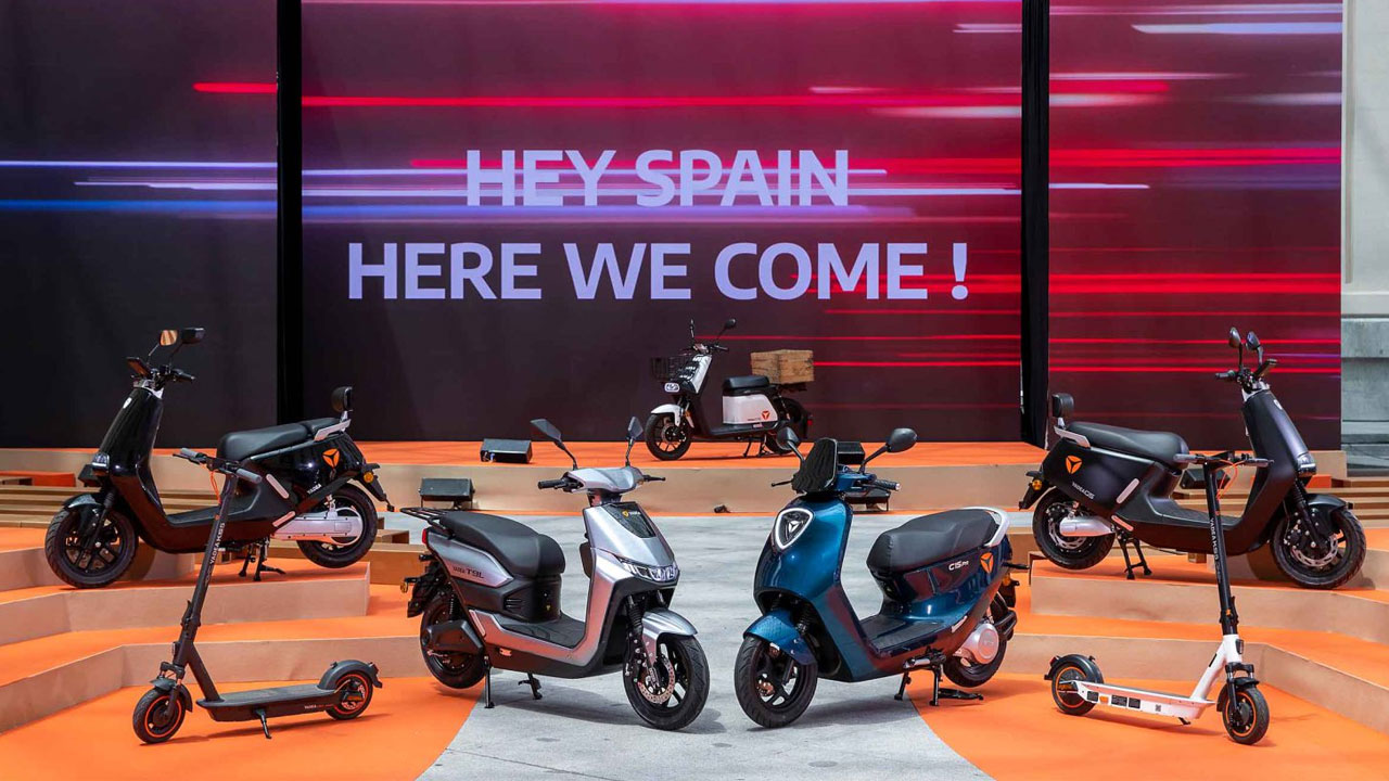 Yadea presenta sus nuevos scooters y patinetes eléctricos para España