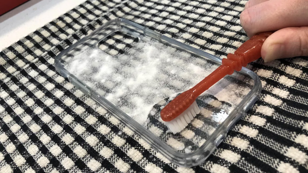 Limpiar una funda de móvil transparente con bicarbonato de sodio