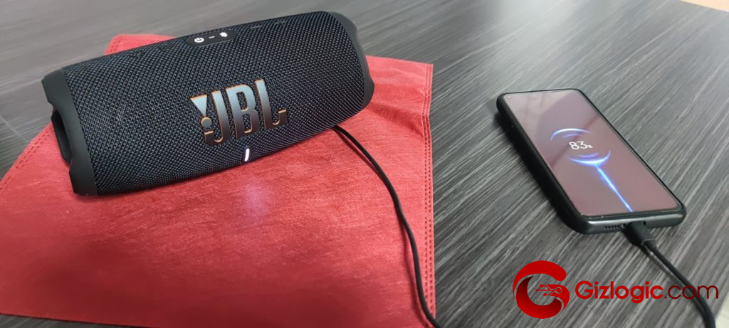 JBL Charge 5 Wi-Fi cargando mi teléfono móvil