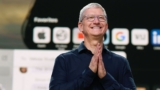 Tim Cook, CEO de Apple, rozó los $100 millones en ganancias en 2021
