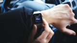 Cuidado con usar el smartwatch en el coche: la DGT te puede multar